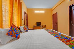 Ένα ή περισσότερα κρεβάτια σε δωμάτιο στο FabHotel Fort Beach Residency