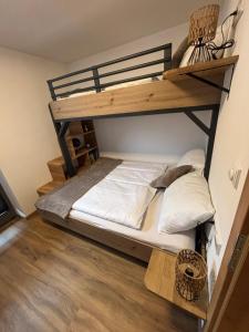 Appartement Steinbergrose في ليوغانغ: غرفة نوم مع سرير بطابقين في غرفة