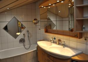 Et badeværelse på Mayers Urlaubsnest + 17 billeder