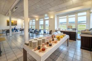 Una mesa con platos y comida en un restaurante. en Hótel Eldhestar, en Hveragerði