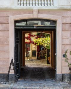 Four Suites Copenhagen في كوبنهاغن: مدخل لمبنى فيه باب مفتوح