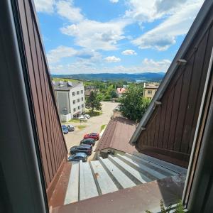 Słoneczny Apartament Panorama 5 7 z Widokiem na Jezioro i Góry في بولانكسيك: منظر من شرفة على موقف للسيارات