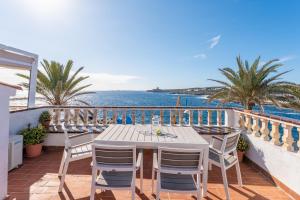 a table and chairs on a balcony overlooking the ocean at Casa Abril by Escape Home in S'Algar