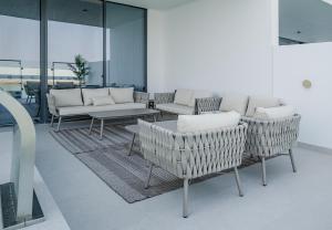 Posezení v ubytování Stunning 5 Bed Villa with Private Pool and Beach