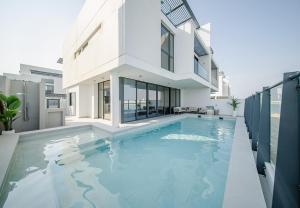 Bazén v ubytování Stunning 5 Bed Villa with Private Pool and Beach nebo v jeho okolí