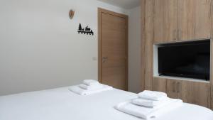 a room with a bed with white towels on it at Zardin 7 in Valdidentro