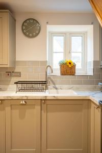 Nhà bếp/bếp nhỏ tại The Innkeepers Lodge in Cerney Wick +58 ảnh