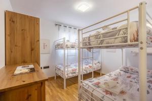 En eller flere senge i et værelse på Majestic Sierra Nevada