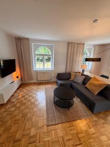 Bavaria Home Studio with terrace في غايزنفلد: غرفة معيشة بها أريكة وطاولة