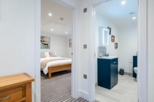 Giường trong phòng chung tại The Innkeepers Lodge in Cerney Wick