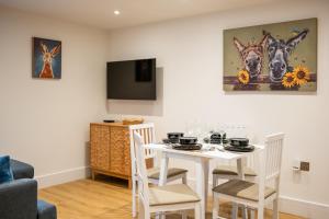 TV/trung tâm giải trí tại The Innkeepers Lodge in Cerney Wick