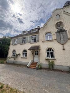 Bavaria Home Studio with terrace في غايزنفلد: مبنى كبير من الطوب مع باب أمامي وسلالم