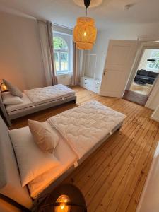 Bavaria Home Studio with terrace في غايزنفلد: غرفة نوم بها سريرين ونافذة