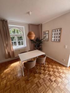 Bavaria Home Studio with terrace في غايزنفلد: غرفة طعام بها طاولة وكراسي ونافذة