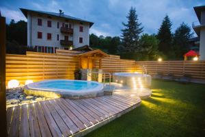 Bazén v ubytovaní Albergo Dimaro Wellness Hotel alebo v jeho blízkosti