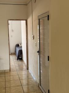 een gang met een deur die naar een slaapkamer leidt bij La Soñada in Mercedes