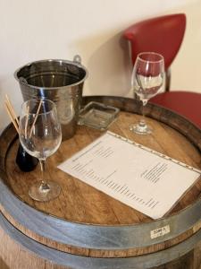 een houten tafel met twee wijnglazen erop bij La Soñada in Mercedes