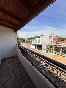 een balkon met uitzicht op een straat bij La Soñada in Mercedes