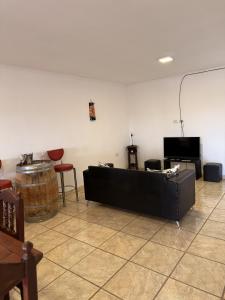 een woonkamer met een bank, een tafel en stoelen bij La Soñada in Mercedes