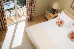 Una cama o camas en una habitación de Château de Valmer