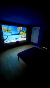 ベルフォールにあるCinema Room - Belfortのテレビ付きの部屋とビーチ付きの部屋
