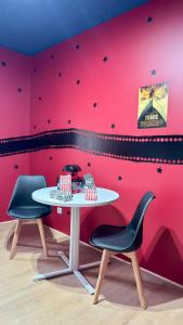 ベルフォールにあるCinema Room - Belfortのピンクの部屋(椅子2脚、テーブル付)