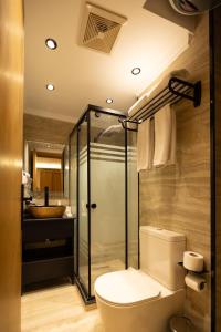 Ένα μπάνιο στο Neom Pyramids Valley Boutique hotel +90 φωτογραφίες