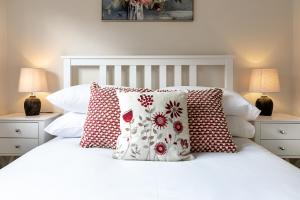 En eller flere senge i et værelse på Broombriggs Cottage