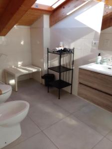 ein Badezimmer mit Toilette und Waschbecken in der Unterkunft B&B L'incanto del Golfo in Agropoli + 32 Fotos