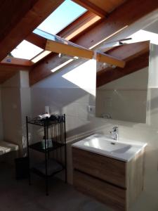 ein Badezimmer mit Waschbecken und Oberlicht in der Unterkunft B&B L'incanto del Golfo in Agropoli