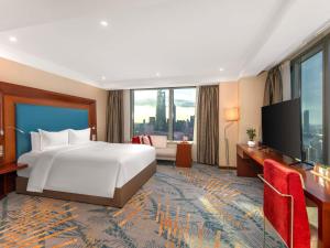 Una cama o camas en una habitación de Novotel Atlantis Shanghai - Enjoy our great-valued breakfast in our rooftop revolving restaurant with a stunning river view & utilize our FREE self-serviced laundry