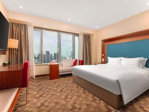Una cama o camas en una habitación de Novotel Atlantis Shanghai - Enjoy our great-valued breakfast in our rooftop revolving restaurant with a stunning river view & utilize our FREE self-serviced laundry