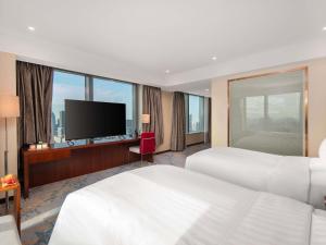 Una cama o camas en una habitación de Novotel Atlantis Shanghai - Enjoy our great-valued breakfast in our rooftop revolving restaurant with a stunning river view & utilize our FREE self-serviced laundry