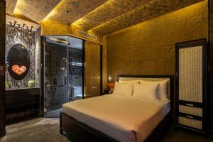 Pynt Hotel 7 في مدينة هوشي منه: غرفة نوم بها سرير كبير في الغرفة