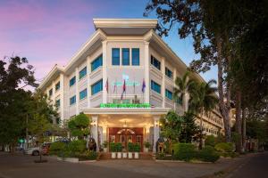 Baitong Heritage Hotel في سيام ريب: مبنى ابيض كبير مع مبنى