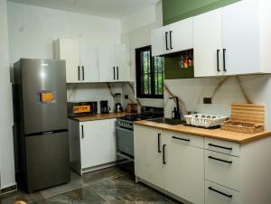 Una cocina o kitchenette en Casa moderna cerca de Casa de Campo con Wi-Fi profesional y espacio para 8 personas 32 fotos más