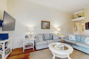 un soggiorno con un divano blu e un tavolo di Pelican Watch 1350 a Seabrook Island