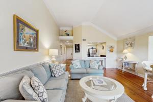 un soggiorno con un divano e un tavolo di Pelican Watch 1350 a Seabrook Island Altre 14 foto