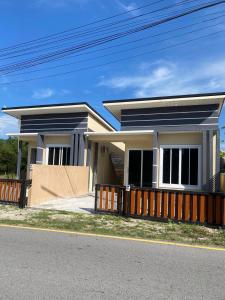 a house on the side of a street at Kubu home stay in Ban Ko Sawat