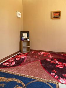 a living room with a red rug on the floor at Kubu home stay in Ban Ko Sawat