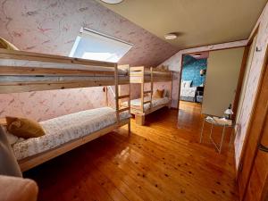 a bedroom with two bunk beds in a room at カタツムリ in Shiogama