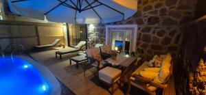 Πισίνα στο ή κοντά στο Isıtmalı Havuzlu Otantik Taş Ev