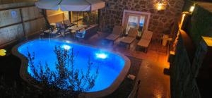 Πισίνα στο ή κοντά στο Isıtmalı Havuzlu Otantik Taş Ev +5 φωτογραφίες