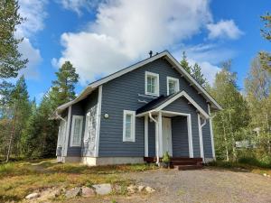 una piccola casa blu nel bosco di Sunski a Syöte