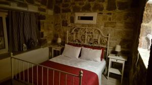 Ένα ή περισσότερα κρεβάτια σε δωμάτιο στο Isıtmalı Havuzlu Otantik Taş Ev