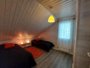 una piccola stanza con due letti e una finestra di Sunski a Syöte