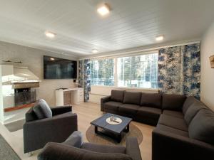 een woonkamer met twee banken en een tafel bij Syötemaja in Pudasjärvi