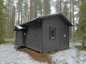 een kleine hut in het bos in de sneeuw bij Syötemaja in Pudasjärvi