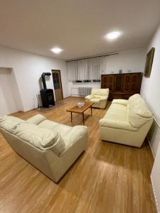 een woonkamer met twee banken en een tafel bij Ubytovanie u Grófa in Turany