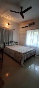 Postel nebo postele na pokoji v ubytování Kritarth 1